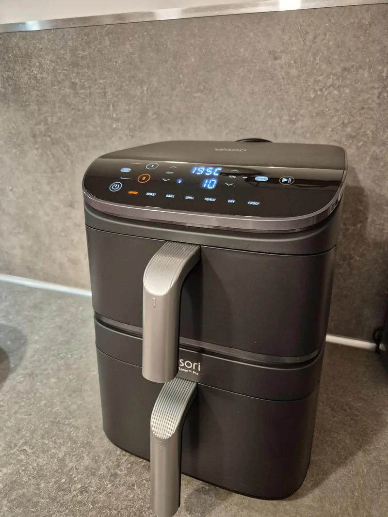 COSORI Turbo Tower Pro Smart CAF-DC113S-AEU fermé, vu de trois quarts
