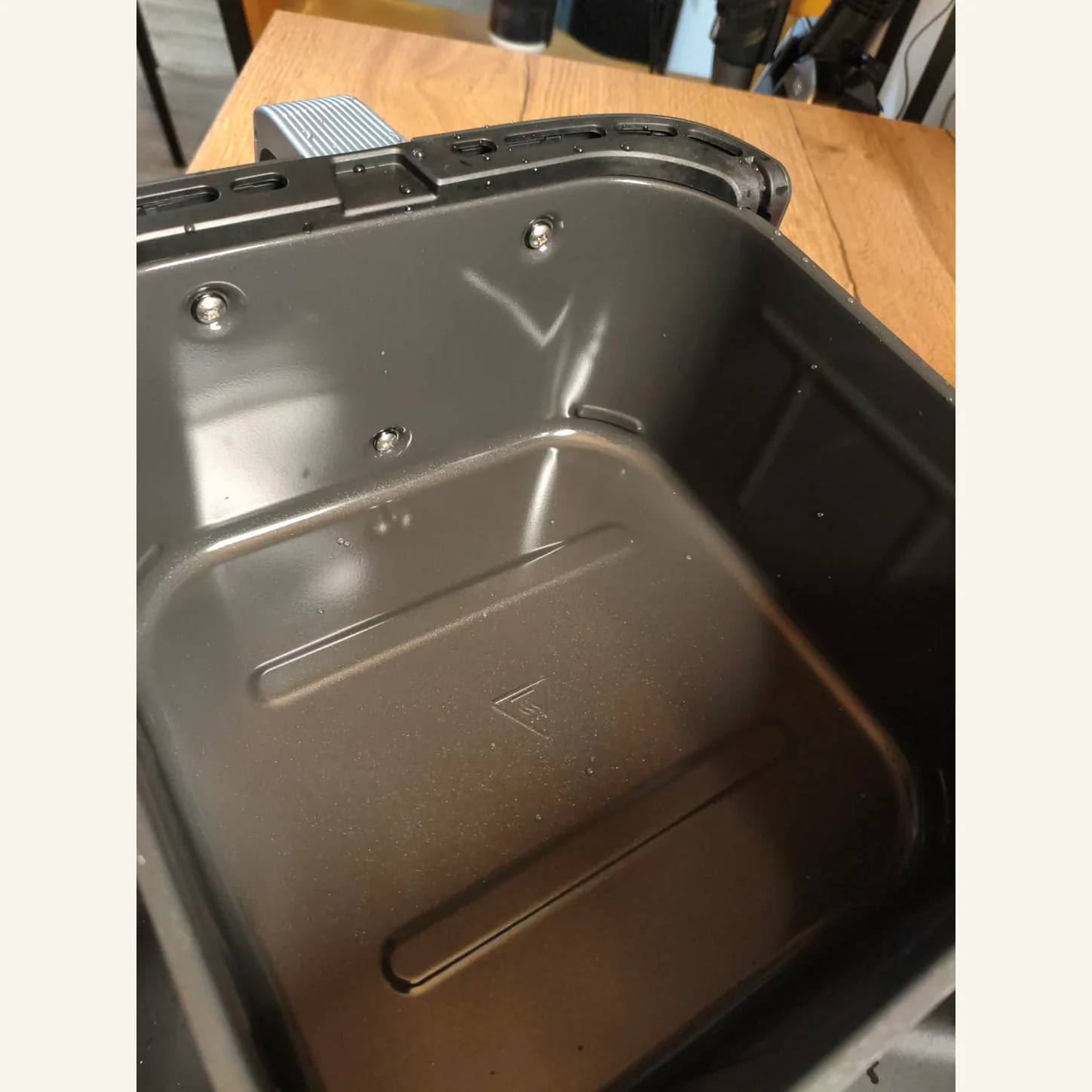 Intérieur vide d’un panier du COSORI Turbo Tower Pro Smart