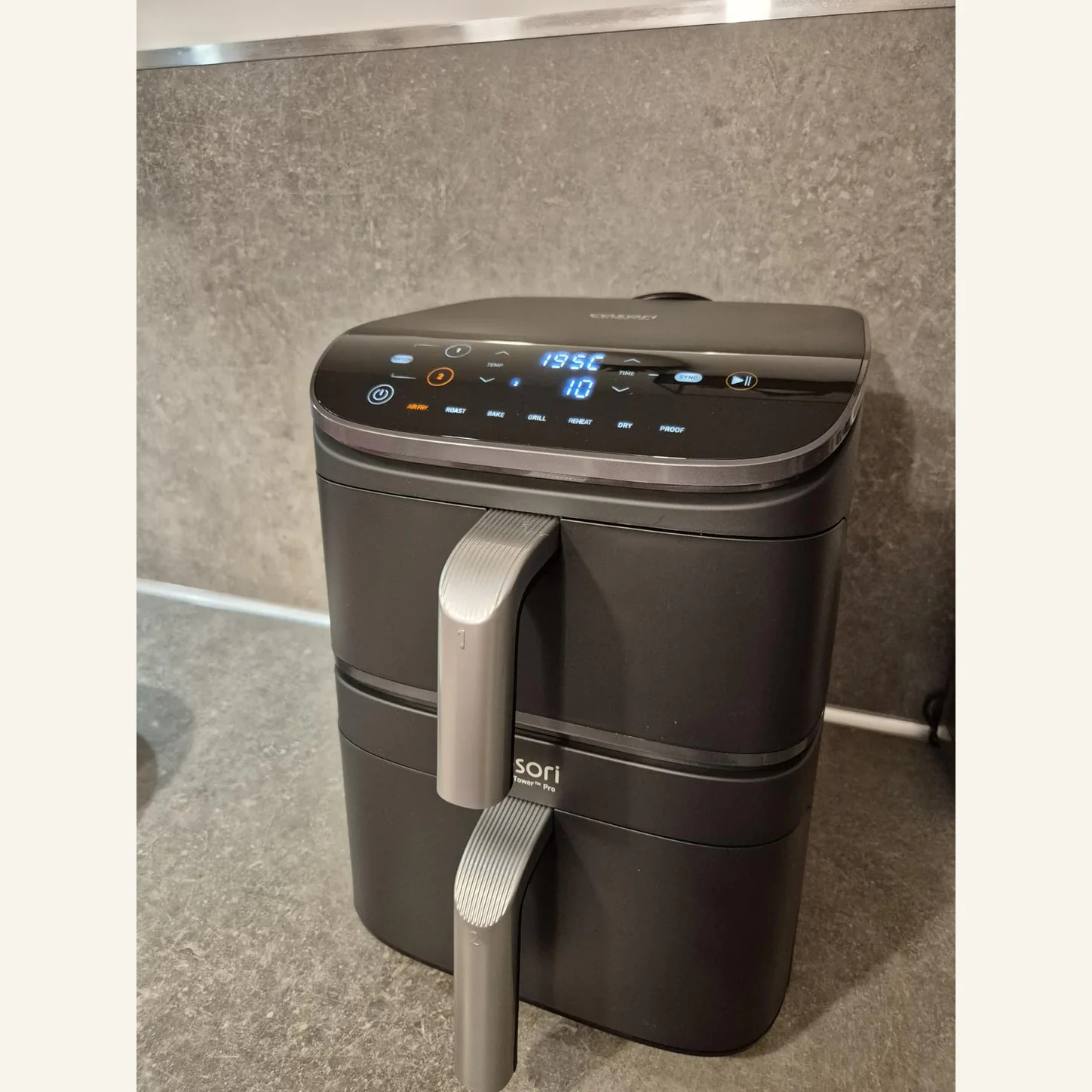 COSORI Turbo Tower Pro Smart CAF-DC113S-AEU fermé, vu de trois quarts