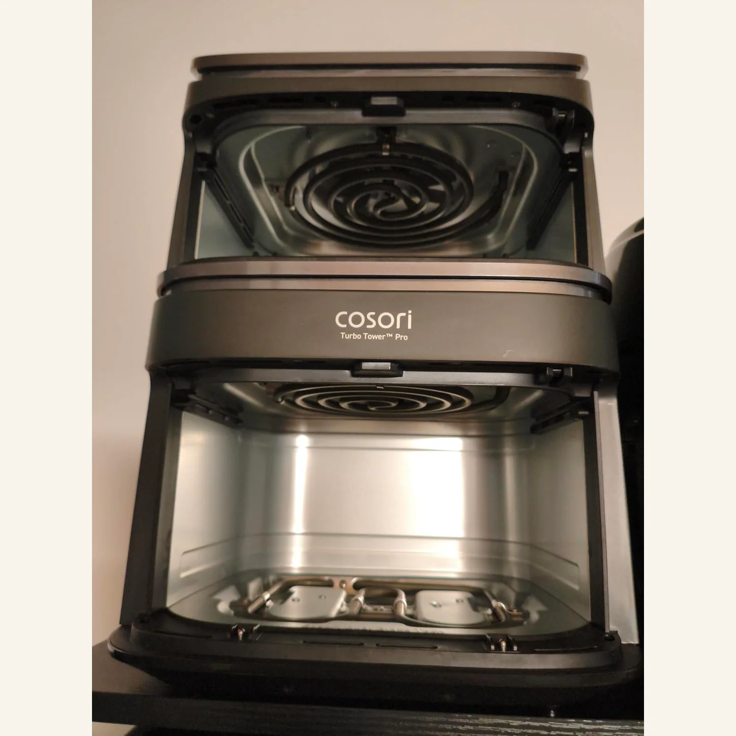 COSORI Turbo Tower Pro Smart avec les deux zones de cuisson ouvertes