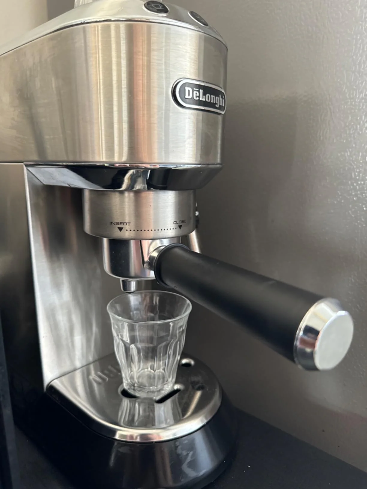 Porte-filtre installé sur la De’Longhi Dedica Style EC685.M avec un verre placé sous les becs