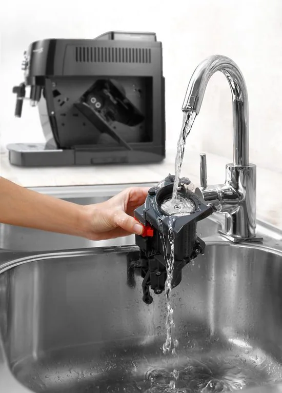 Groupe d’infusion extractible de la De’Longhi ECAM22.110.B rincé sous l’eau