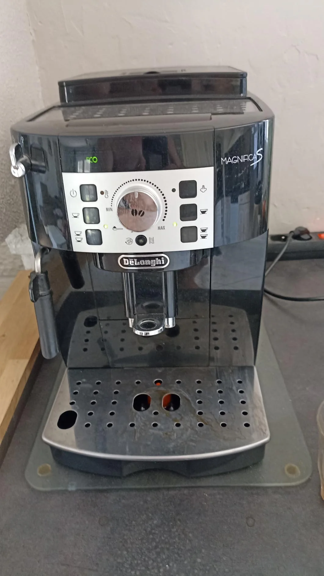 De’Longhi Magnifica S ECAM22.110.B noire installée sur un plan de travail, vue de face