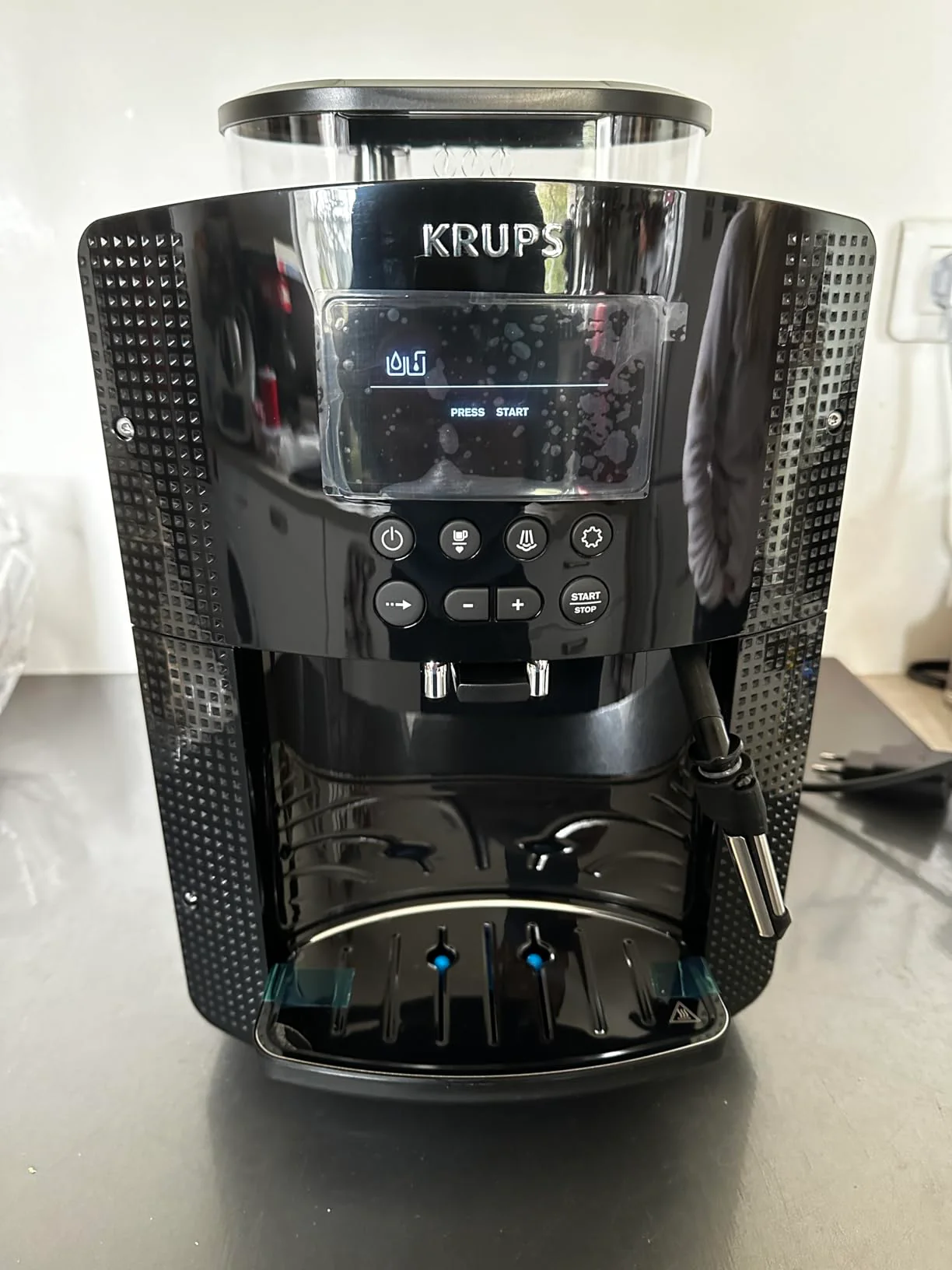 KRUPS Essential YY8135FD noire photographiée de face sur un plan de travail
