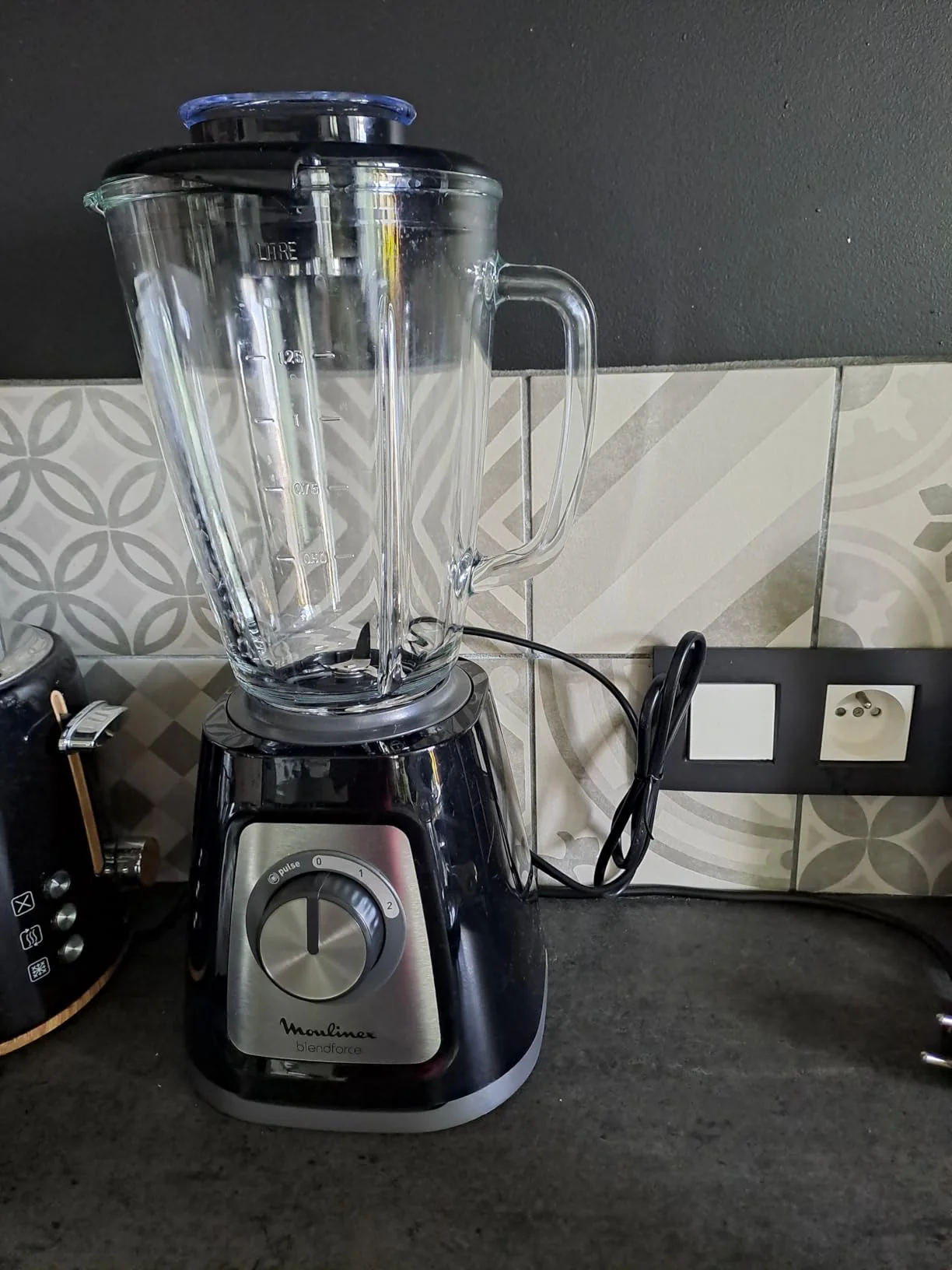 Moulinex Blendforce LM430810 assemblé sur un plan de travail