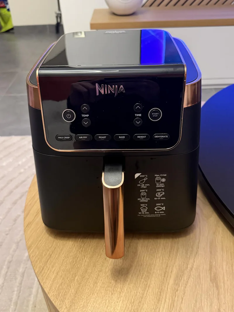 Ninja Air Fryer MAX PRO AF180EUCP noir et cuivre fermé, vu de face