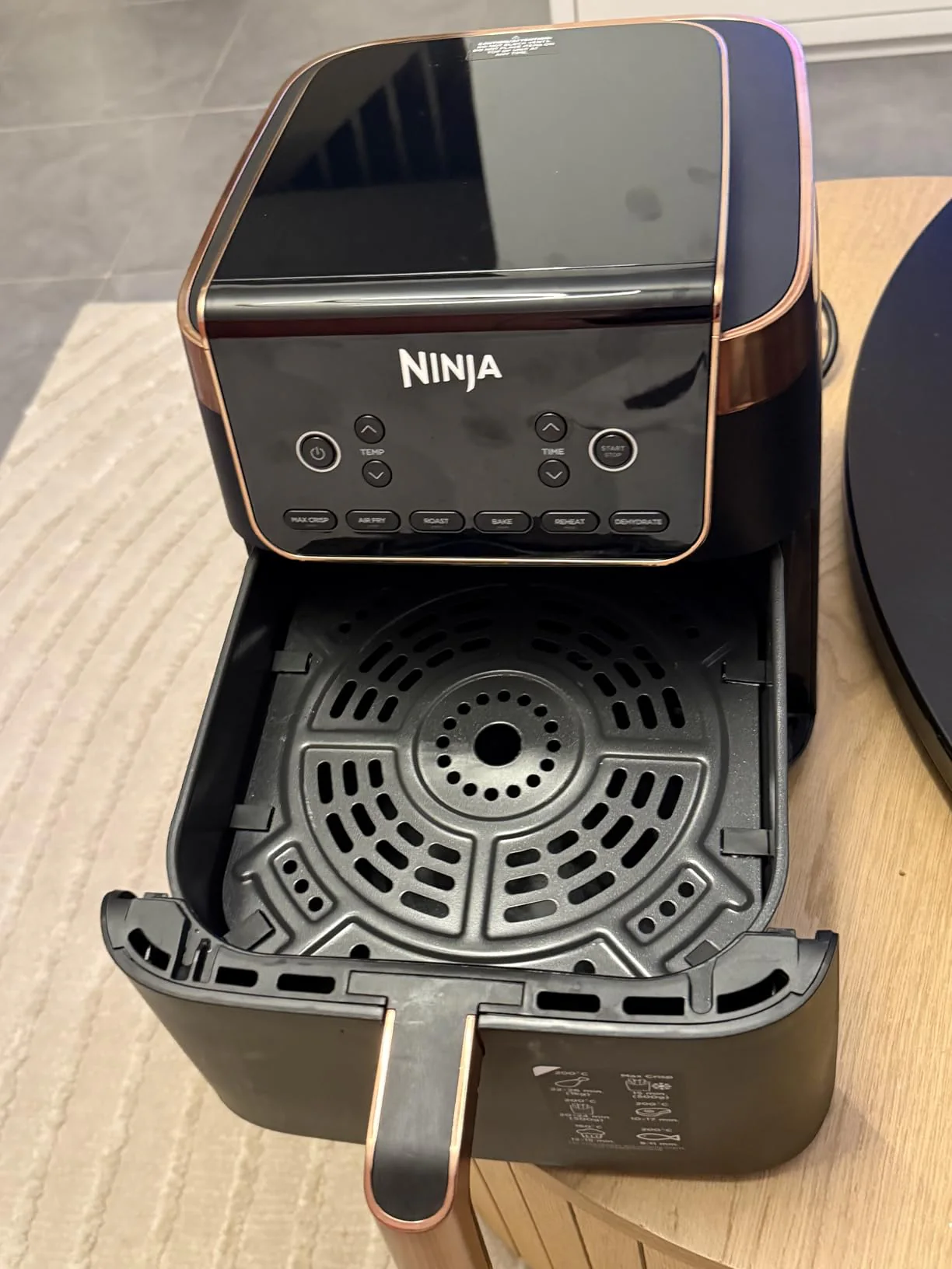 Tiroir ouvert du Ninja Air Fryer MAX PRO AF180EUCP avec sa plaque