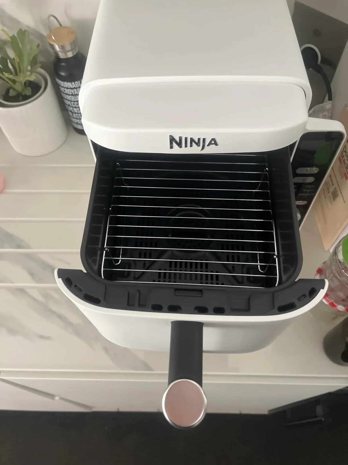 Tiroir supérieur ouvert du Ninja Double Stack XL SL400EUWH avec sa grille