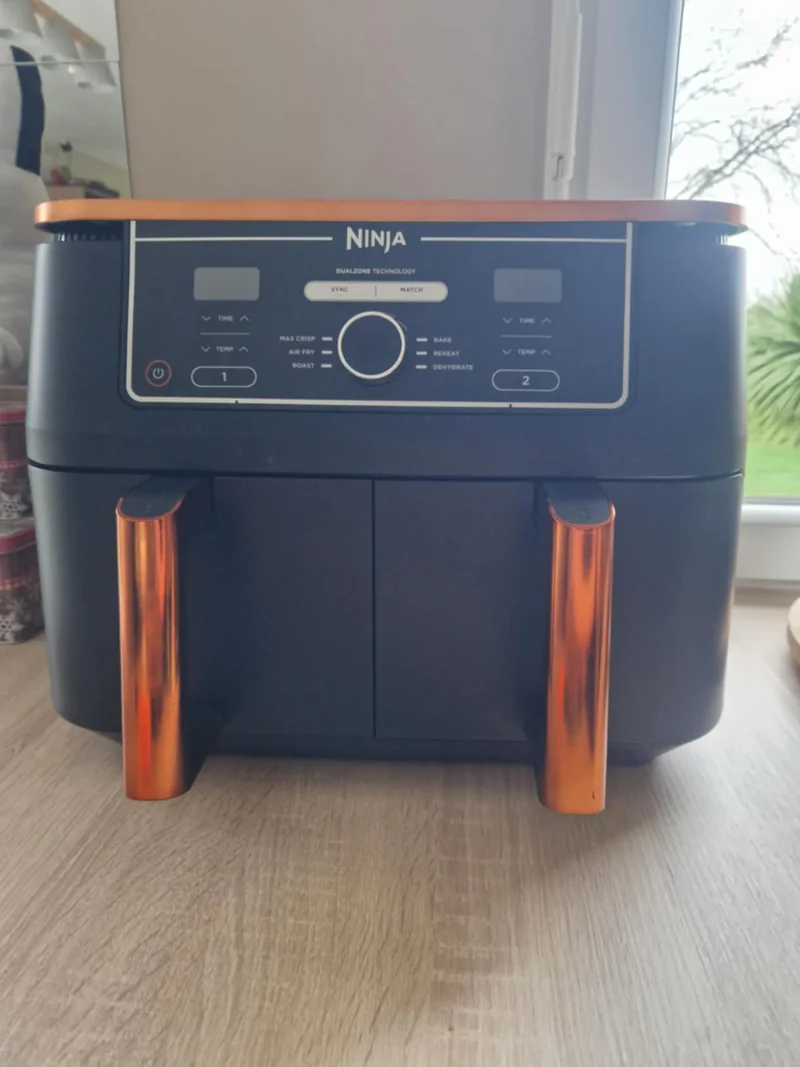 Ninja Foodi MAX Dual Zone AF400EUCP noir et cuivre fermé, vu de face