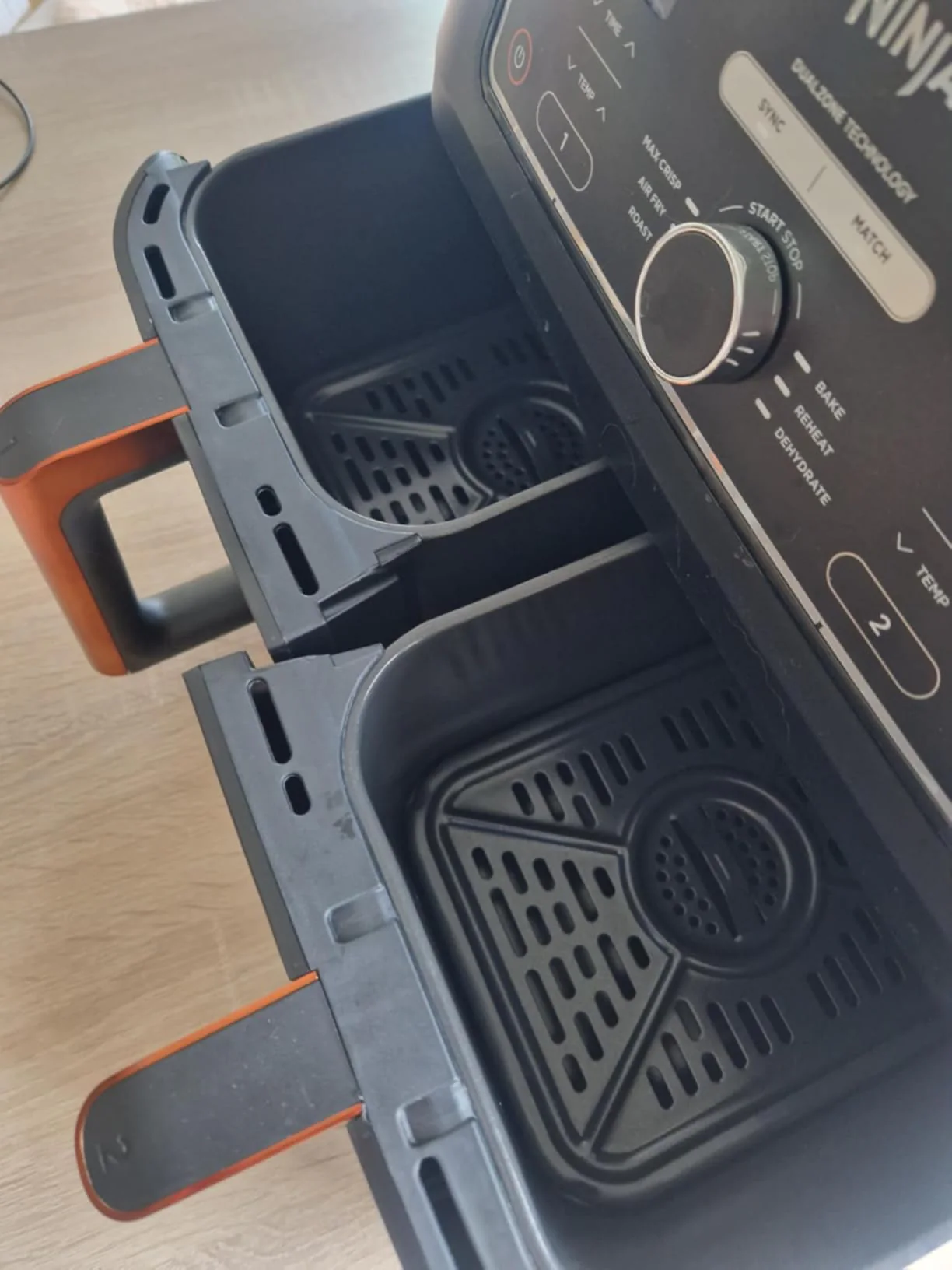 Deux tiroirs ouverts du Ninja Foodi MAX Dual Zone AF400EUCP