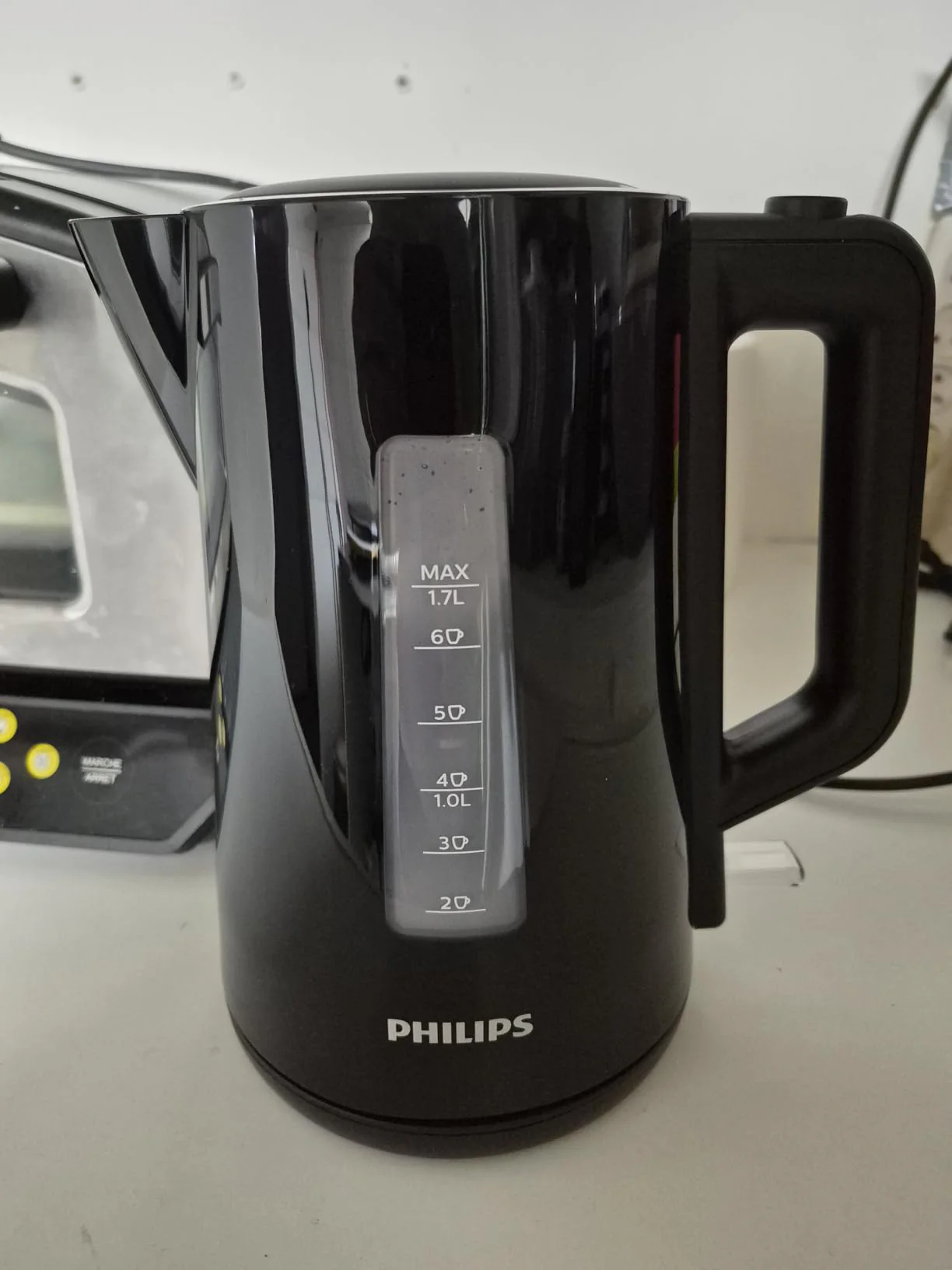 Bouilloire Philips Série 3000 HD9318/20 noire photographiée de trois quarts