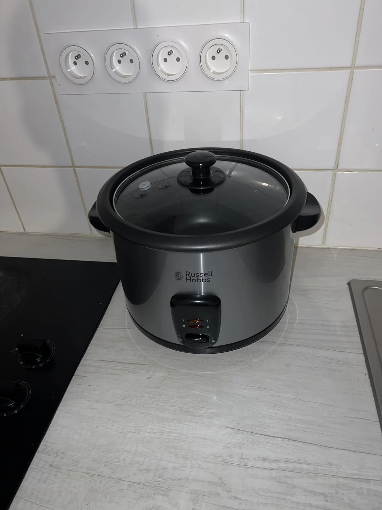 Russell Hobbs Cook@Home 19750-56 installé sur un plan de travail