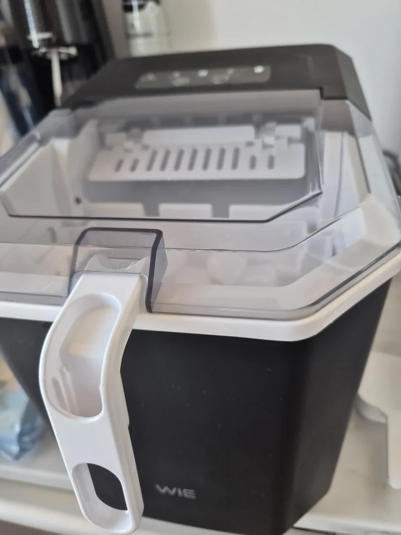 Machine à glaçons WIE WI26EUB-C201-OS noire vue de trois quarts