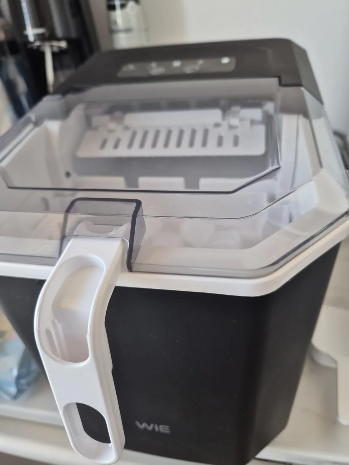 Machine à glaçons WIE WI26EUB-C201-OS noire avec fenêtre transparente et pelle blanche